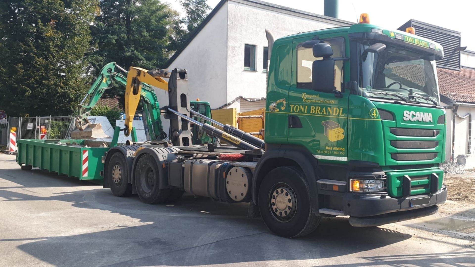 Scania 3-Achsabroller (2) – 3-Achsabroller im Fuhrpark von Baggerbetrieb Brandl